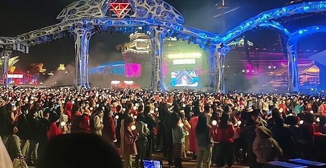 实力宠粉！粉丝演唱会现场打麻将，华晨宇线上指导：做大做强