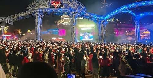 实力宠粉！粉丝演唱会现场打麻将，华晨宇线上指导：做大做强