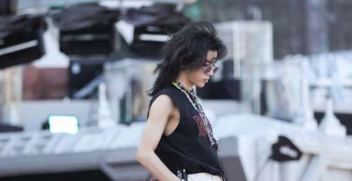 华晨宇演唱会不插电版《我离孤单几公里》，长笛口哨惊艳全场