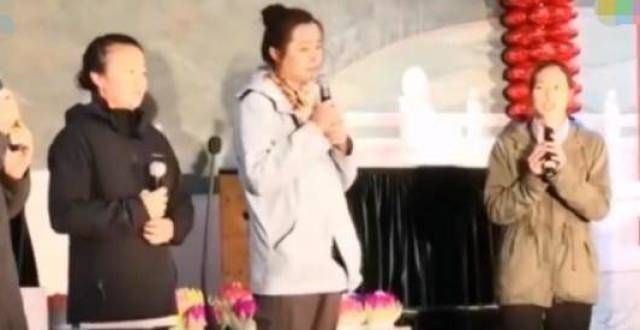 王祖贤最新近照，扎丸子头打扮低调诵经，身材发福胖到认不出
