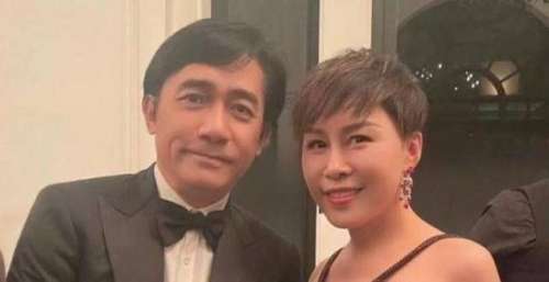 刘嘉玲庆56岁生日，梁朝伟被众多围绕，被迫营业满脸无奈