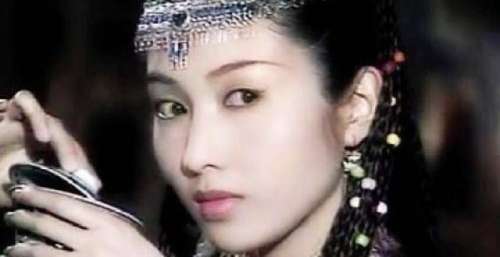 惊艳动人的她，为爱嫁给跛腿富豪，在39岁的年纪生下双胞胎女儿