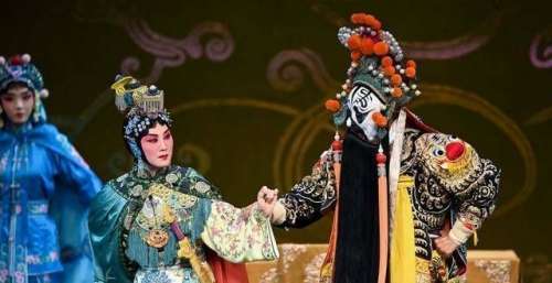 法国外交官娶京剧艺人，两人育有一子，19年后得知：妻子是男儿身