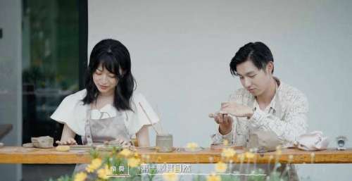 《我们恋爱吧3》老谢又抱文君，“清高CP”关系升温，画面齁甜