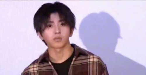蔡徐坤演唱会违规演出被官方点名，吃相难看！粉丝：只是受害者