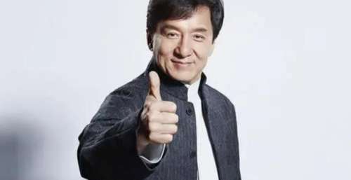 成龙作为大学院长现身上课，离开时学生围得水泄不通