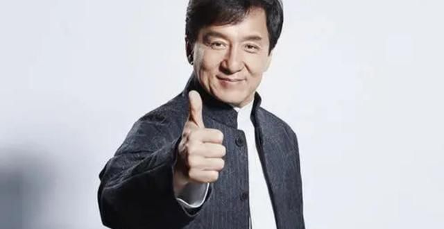 成龙作为大学院长现身上课，离开时学生围得水泄不通