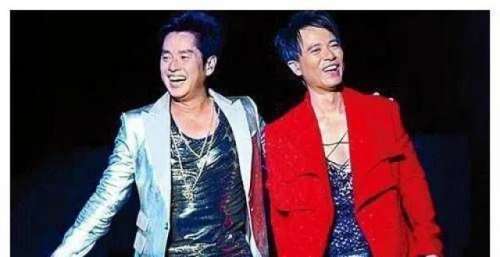 谭咏麟为李克勤庆54岁生日，音乐常青树左麟右李一起欢乐看球赛