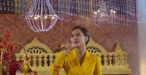 福州：云朵现身婚礼现场，歌声甜美衣服端庄得体，“音响不给力”