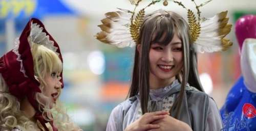 【中英双语】广州文交会上，凤冠霞帔惊艳时光