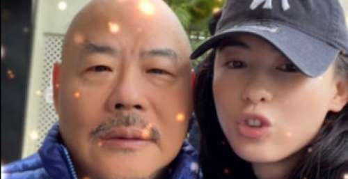 张柏芝爸爸罕面，被亲吻额头画面温馨，光头小眼被指不像女儿