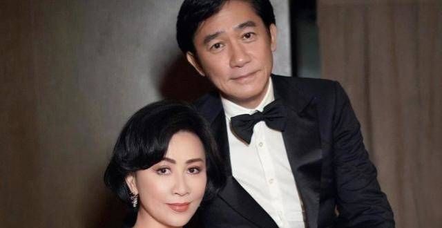 梁朝伟罕晒夫妻恩爱合影为老婆庆生，他坐扶手刘嘉玲坐沙发地位高