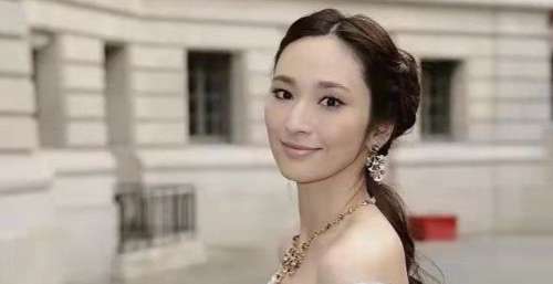 吴佩慈果真天生丽质，穿肩长裙扎蜈蚣辫，素颜状态依然撩人