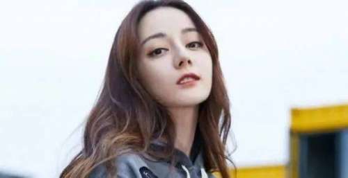 迪丽热巴“秋裤小公举”上线～呼吁大家天气冷要认真保暖～