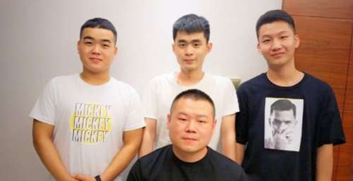 德云社后继有人，郭德纲的徒孙辈撑起小剧场，在多个队伍担任攒底