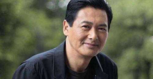 郑少邱帮过周润发，周润发帮过刘德华，刘德华帮过谁呢？