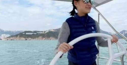 富豪刘銮雄18岁女儿开上亿游艇！带妈妈出海好兴奋，一双长腿抢镜