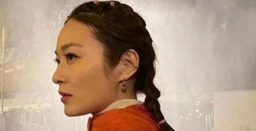 【拳王】蔡洁冬天冒寒通宵拍淋雨戏 靠用保鲜纸保暖：真的很冷
