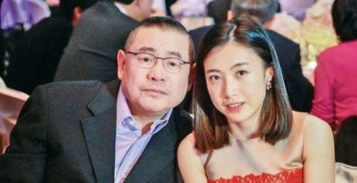 李嘉欣出席富豪派对，与刘銮雄妻子甘比同场比美，珠光宝气显奢华