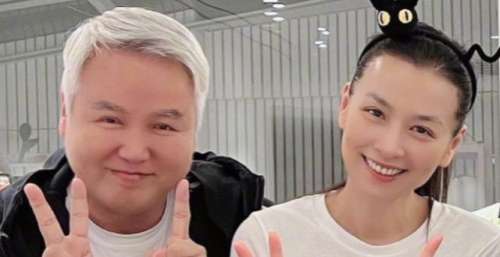 张庭为孩子过生日，不化妆还额头，51岁素颜竟比12岁女儿还好看