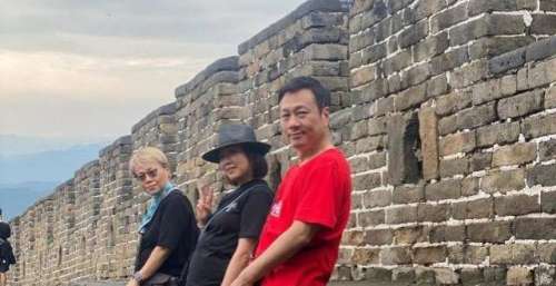 黎耀祥回应“沦落到大陆摆地摊”，前往杭州游玩，自嘲赚点生活费