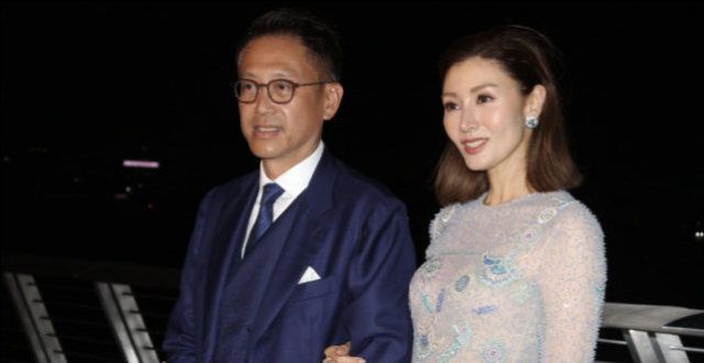 甘比与李嘉欣同场一分钟闪人，李嘉欣挽丈夫大谈夫妻之道，抢尽风头