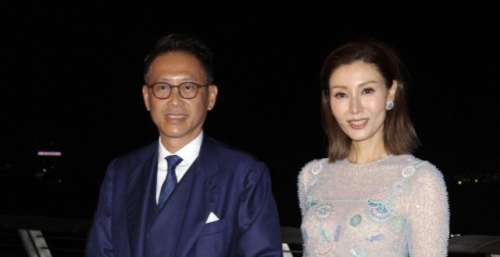 甘比与李嘉欣同场出席活动，一个大方接受访问，另一个却躲着记者