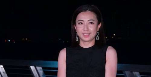 58岁甄子丹携娇妻出席活动！单手搂老婆细腰，脚穿厚底皮鞋比女方矮