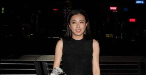 甘比携长女出席时尚活动，罕见与李嘉欣同场，两人先后到场无互动