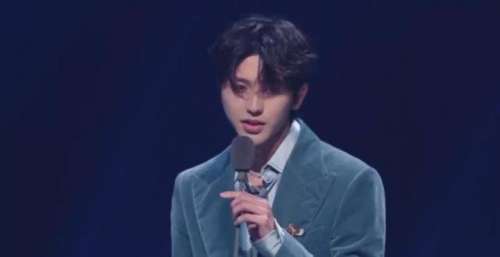 TMEA音乐盛典现场：蔡徐坤造型反差大，五月天演出引回忆杀