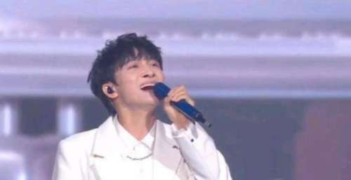 获年度最佳内地男歌手奖项，一人演唱五首歌，平台太懂粉丝了