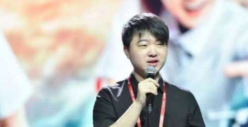 《青春环游记》路透图爆出，吴桐像被罚站的孩子，这确定是导演么