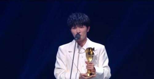 年度热歌全是网络神曲，新生代歌手缺乏代表作，华语乐坛无人接棒