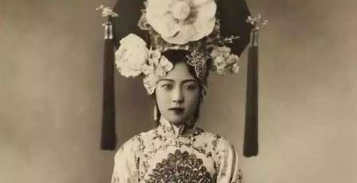 杜月笙去世只给孟小冬留2万元，孟独自在香港活26年，靠什么谋生