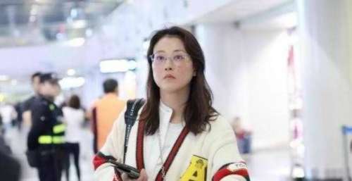 周海媚素颜走机场，穿20岁小姑娘的衣服都毫无违和感，哪像52岁