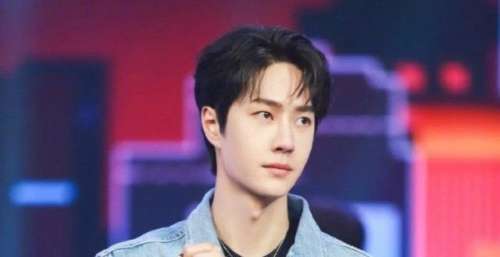 别再问王一博为何不考主持证了，无证主持了几年已经是给他的馈赠