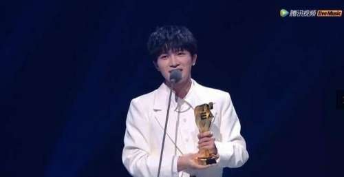 再次荣获“年度最佳男歌手”，第三届能够蝉联，是对他极大肯定
