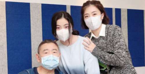 甘比罕见与大女儿公开面，13岁刘秀桦亭亭玉立贵气十足，像极了妈妈
