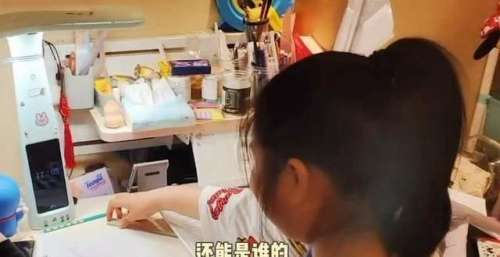 网红主播薇娅晒女儿，9岁侧脸圆润可爱，爸爸辅导作业豪华房间