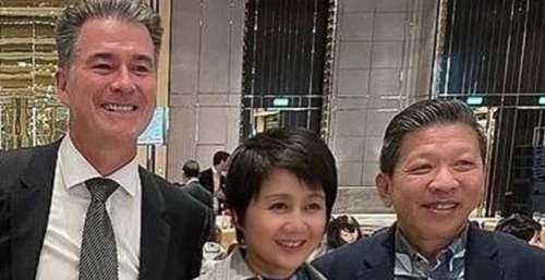 赌王四太梁安琪现身高级晚宴，气色红润状态佳，被两位男士围在中间