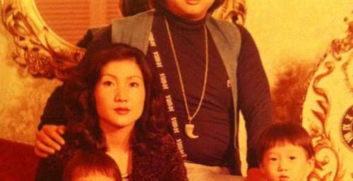 洪金宝儿子洪天明晒家庭旧照，评论区很热闹，祖孙三代似复制粘贴