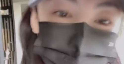 张柏芝亲吻父亲，其父张仁勇罕见面