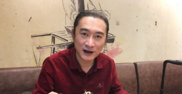 85岁“”现身内地带货直播？靠女助手狂卖牙膏