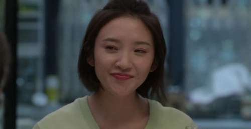 10年前演《甄嬛传》，10年后面《小敏家》，仍是熟悉的酒窝女神