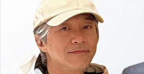 59岁周星驰罕见面，憔悴消瘦不少，脖子跟手背青筋明显