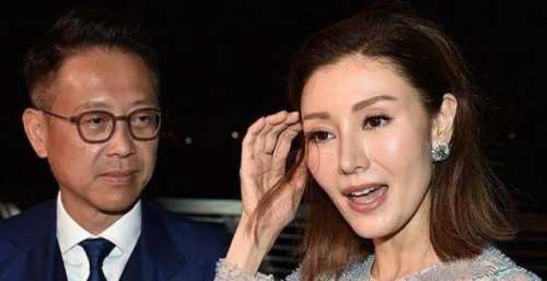 51岁李嘉欣与富豪老公同框出席活动，全程挽手臂大秀恩爱