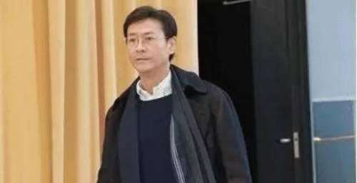 32岁秃头，为维持英俊形象戴41年假发，仅在前妻追悼会拿下过！