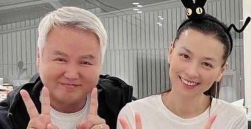 51岁张庭为女儿庆生，素颜出镜笑容灿烂氛围好，比12岁女儿状态还好