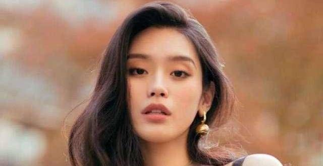 奚梦瑶刚出月子，何猷君不顾女儿满月外出疯玩？庆生宴上献吻表哥