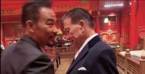 同是年过60岁的老戏骨，任达华身材挺拔，万梓良老态龙钟